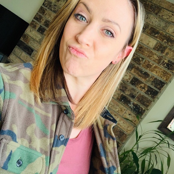 Meet your Posher, Stephanie - Picture 2 of 2